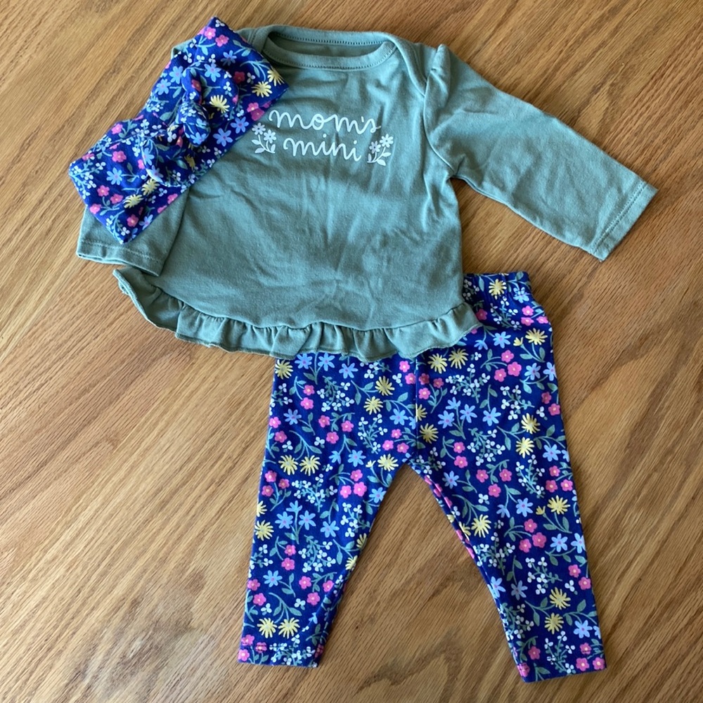 Baby girl floral outfit with bow.